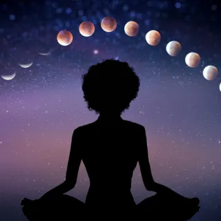 She Speaks in Cycles: Your Body, the Moon, and the Art of Coming Home to Yourself