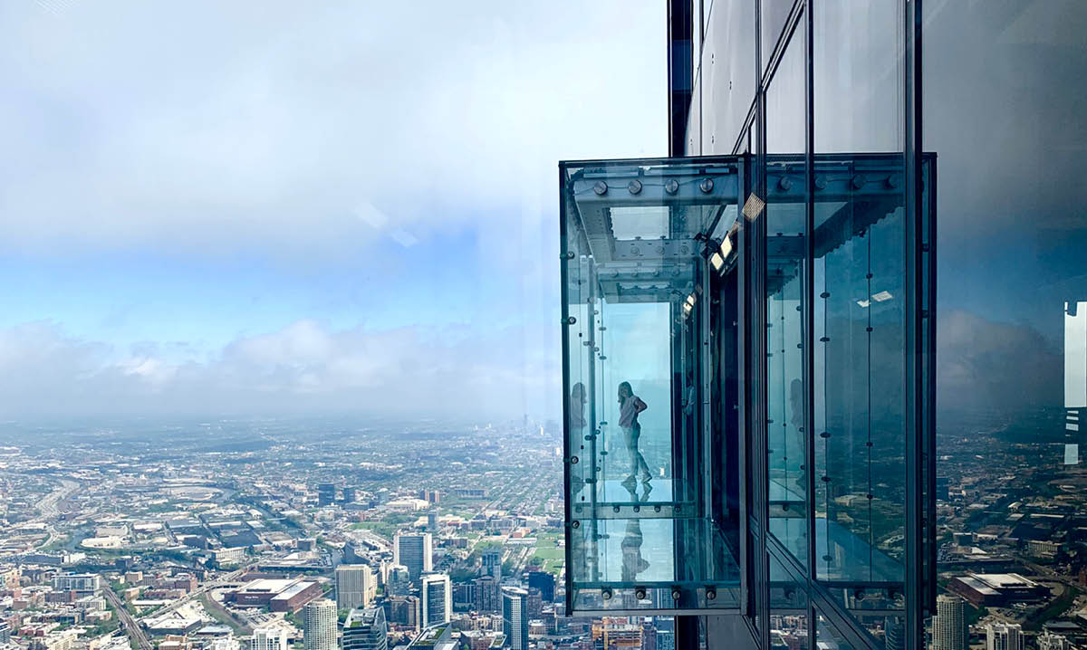 🏙️ Soar Above the City at Willis Tower Skydeck – Chicago, IL