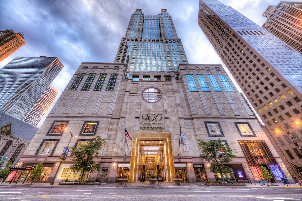 Strolling the Magnificent Mile – Chicago’s Iconic Shopping and Skyline Experience 🏙️🛍️