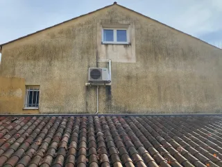 Démoussage de toiture : quand intervenir pour éviter les dégâts