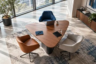 Who should attend a business discussion?