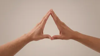 Por qué nunca, nunca debes hacer el Triángulo de Poder con las manos
