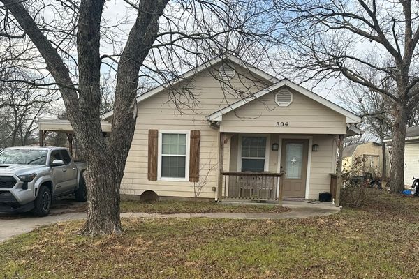 MOVE IN READY 2013 BUILD SFR · MAYPEARL TX · 2/1 · 1,260 SQFT · THIRD OF AN ACRE E 2nd St, Maypearl, TX 76064
