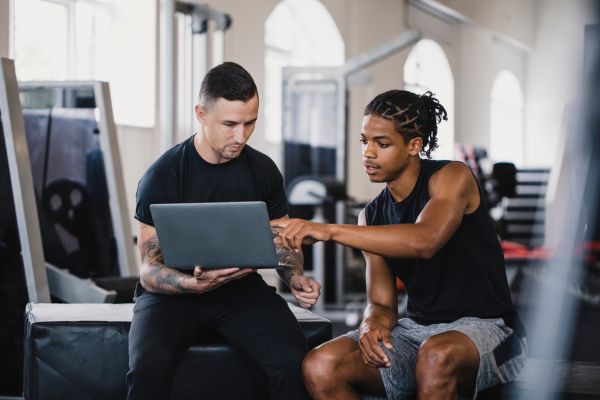 Cómo Elegir una Certificación de Entrenador Personal [7 Claves]