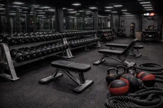 Cómo Armar un Gimnasio de Pesas + Funcional con Presupuesto Limitado (Guía 2026)