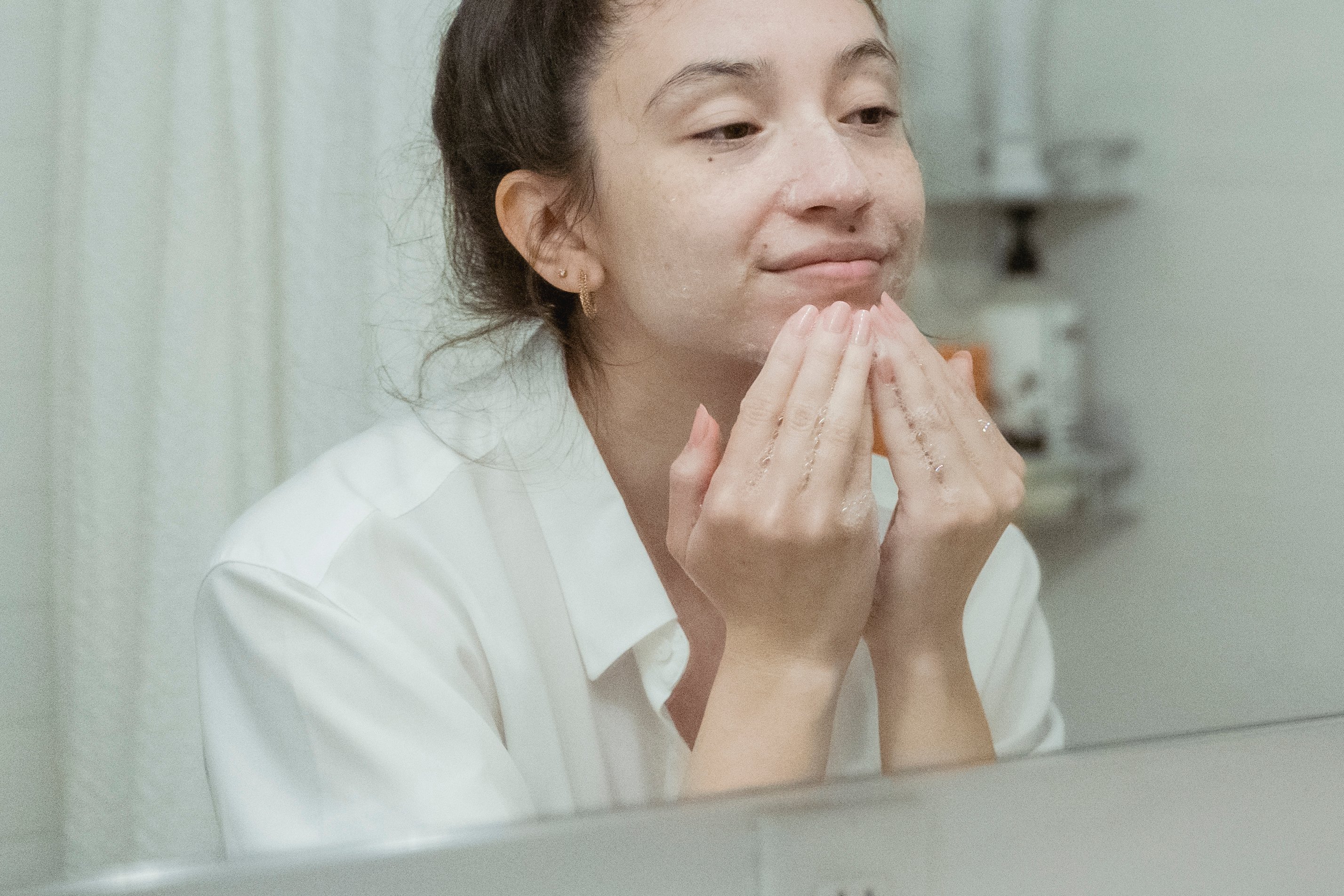 A 10-Minute Glow Routine for Busy Moms Who Want Calm, Healthy-Looking Skin