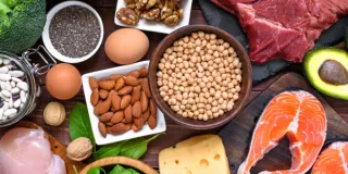 3 Ernährungsfehler, die ab 40 deinen Stoffwechsel ausbremsen