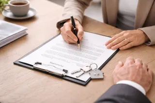 Kauce vs. Pojištění: Jak mít byt v bezpečí i při škodě za stovky tisíc