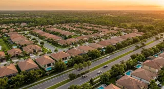 Casas en Kissimmee 2026: Precios, el condado que más crece y lo que eso significa para tu bolsillo