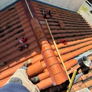 Couvreur à Cabariot : les services essentiels pour protéger votre maison toute l’année