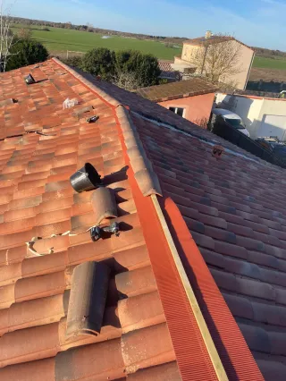 Comment réagir en cas de fuite de toiture à Cabariot ? Les bons réflexes à avoir en urgence