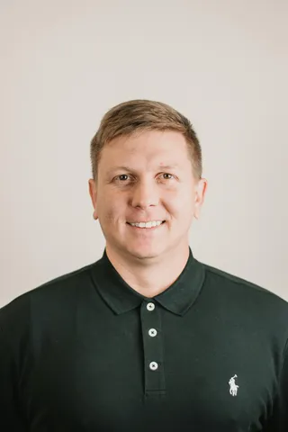 LinkedIn Headshots vs DIY Photos: Why Professional Headshots Make a Difference