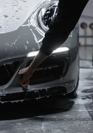 Comment enlever les traces de pollution sur une voiture à Somain grâce à la décontamination carrosserie