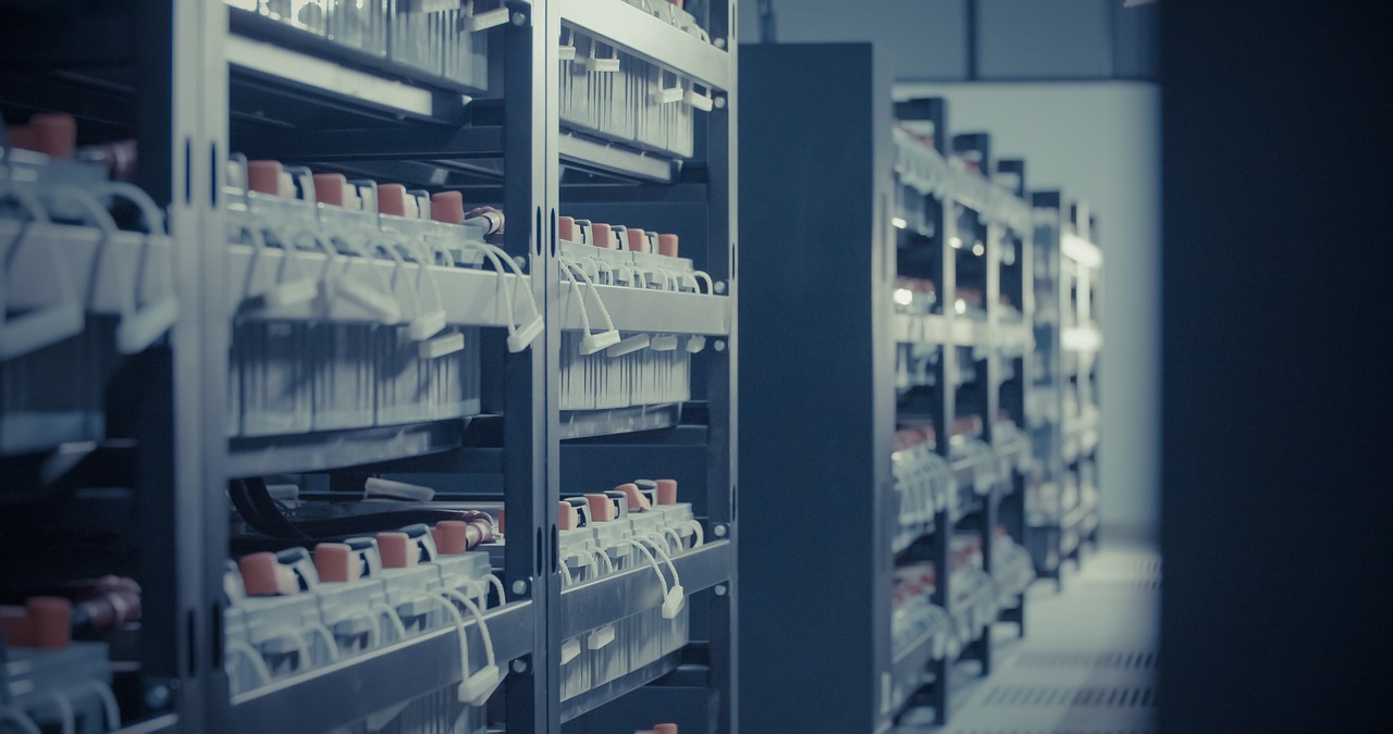 Congress Took Away the Battery Tax Credit. Home Installations Fell 27 Percent. Commercial Installations Did Not.