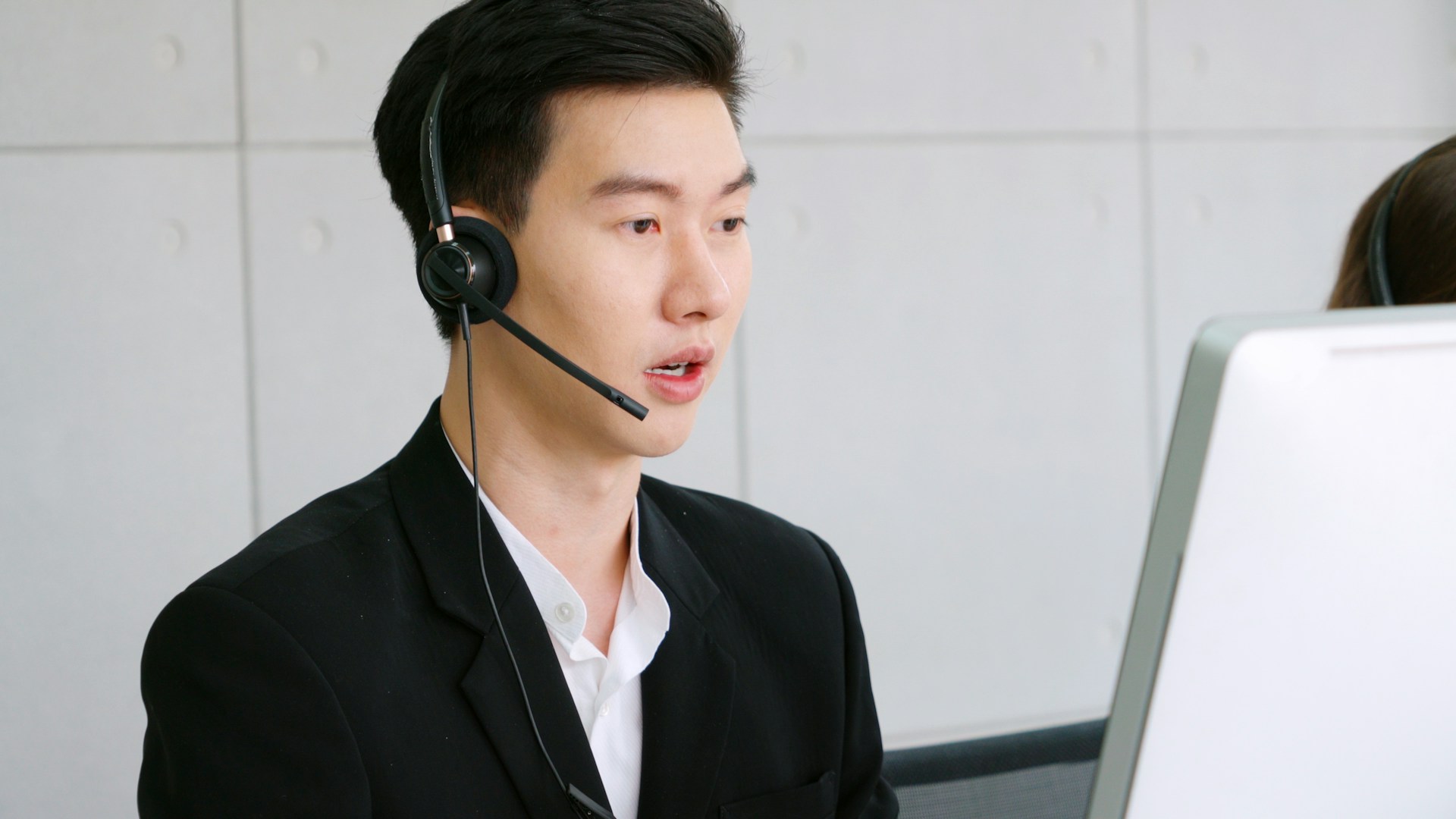 7 Triggers to Upgrade From an Answering Service to an AI Receptionist