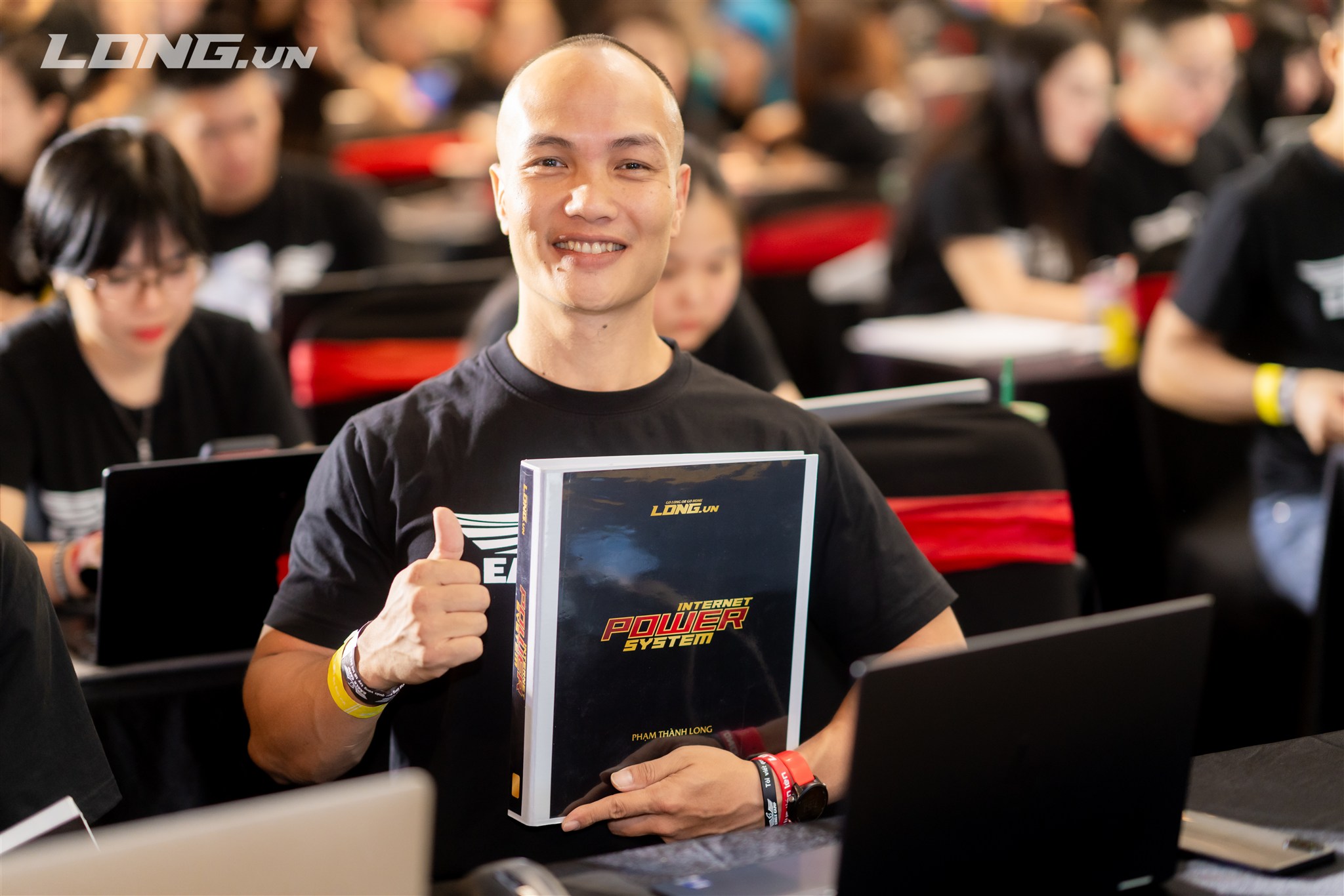 Từ tờ giấy miễn thể dục đến sàn đấu thể hình: thứ bạn tưởng mình thiếu không phải "cơ địa"
