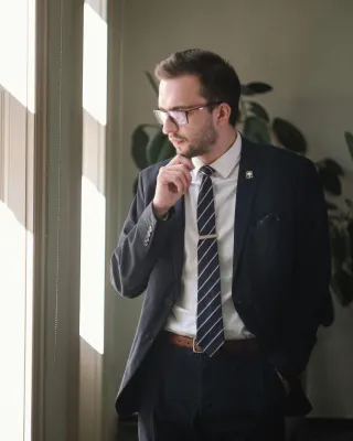 Outfits elegantes para hombre: cómo vestir bien en el trabajo
