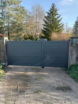 Portail aluminium automatique Vosges – Motorisation et sécurité extérieure