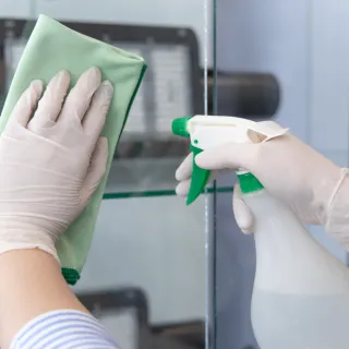 L'entretien des vitrines : un atout pour attirer plus de clients au Mans