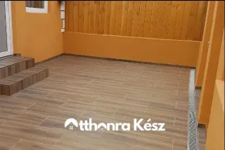 Kültéri burkolás mesterfokon: Terasz felújítás fahatású járólappal
