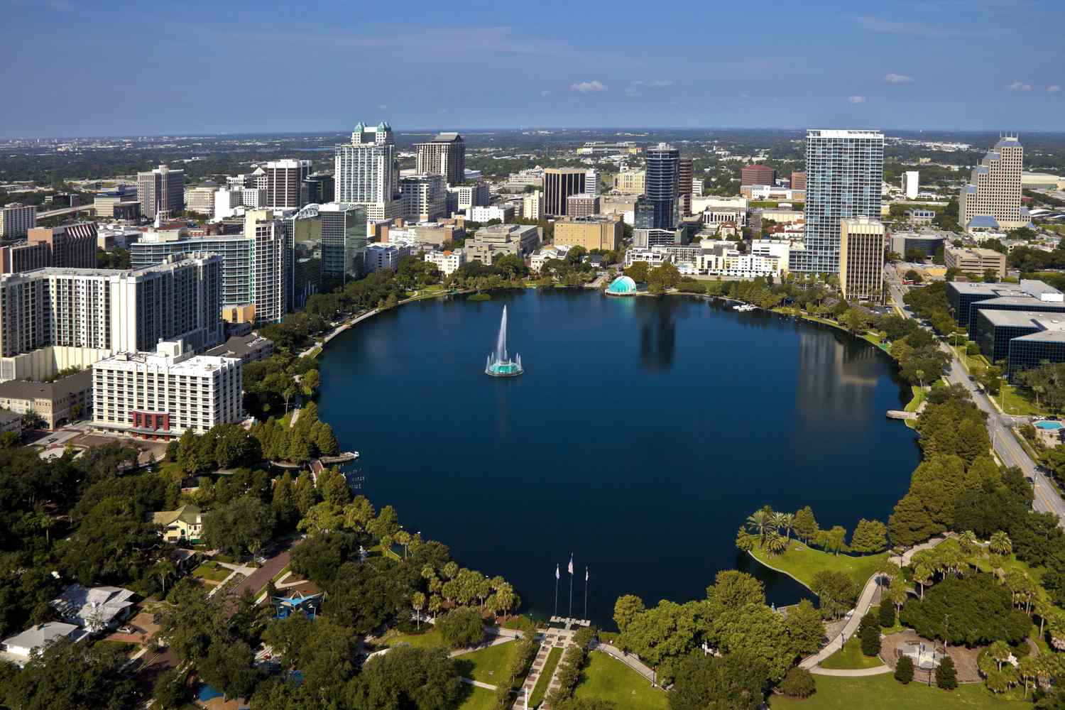 🌳 Discover Lake Eola Park in Orlando, FL: A Perfect City Escape with Tiara Luxe Rent-a-Car & Chauffeur Services | Orlando, FL