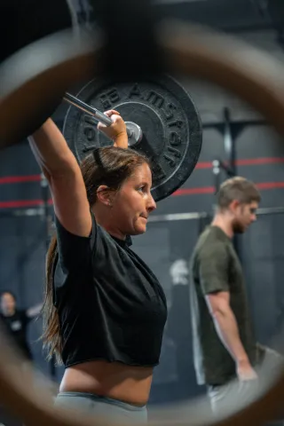 Entraînement en force chez la femme : pourquoi c’est essentiel entre 28 et 50 ans