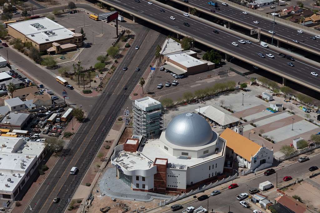 Experience the Phoenix Metro Area in Style: A Luxury Car Rental Guide