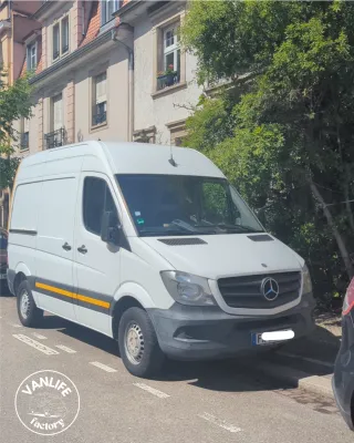 Fourgon vs Camping-car : comment choisir le véhicule qui vous correspond ?