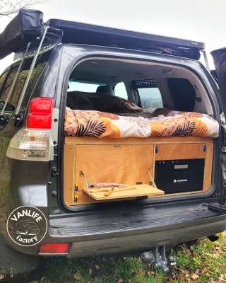 Lit intérieur ou tente de toit : quelle solution choisir pour un 4x4 aménagé ?