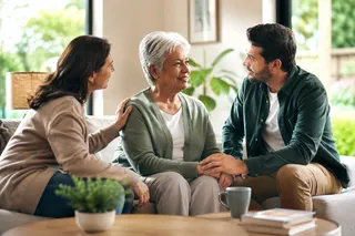 Cuando cuidar también significa permitirnos recibir ayuda: la culpa al considerar una comunidad de retiro