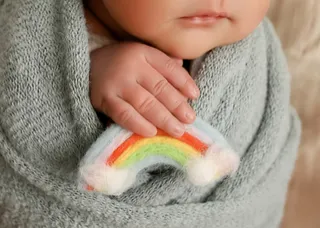 Bebé Arcoiris: Significado y Emociones de Esperanza