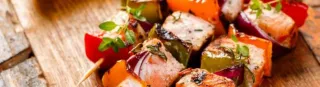 Brochette met yoghurtdressing en aardappelschijfjes