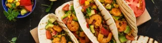 Tortilla met garnalen, mango en krieltjes
