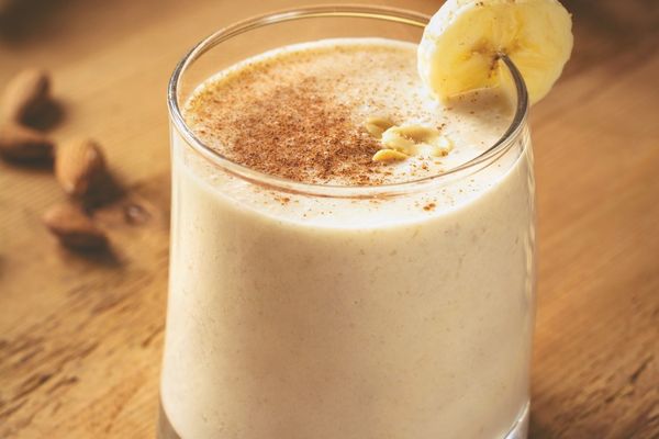 Creamy Banana & Date Smoothie Recipe + 6 Health Benefits of Dates