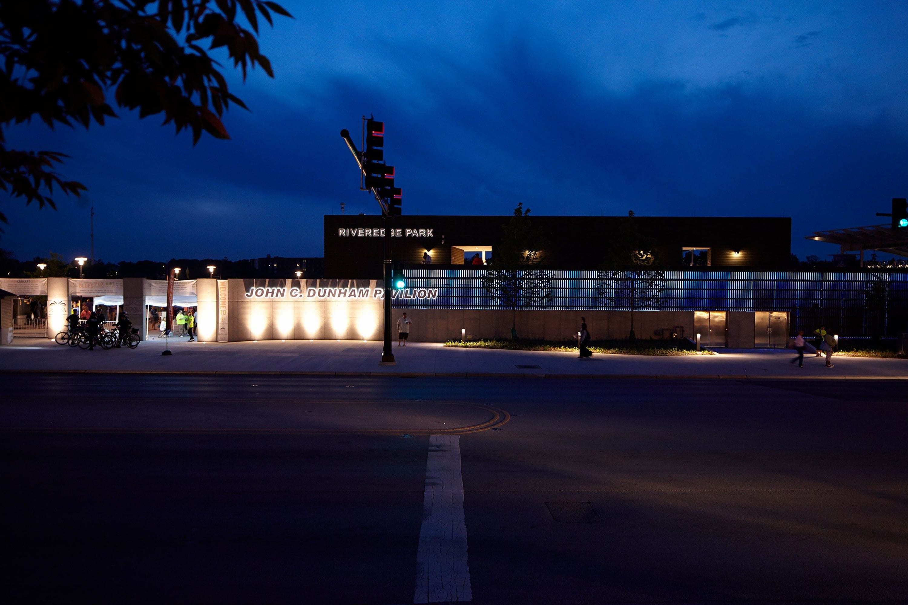 RiverEdge Park in Aurora, IL – Live Music, Fox River Views, and One of Illinois’ Best Outdoor Entertainment Spots 🎶🌊