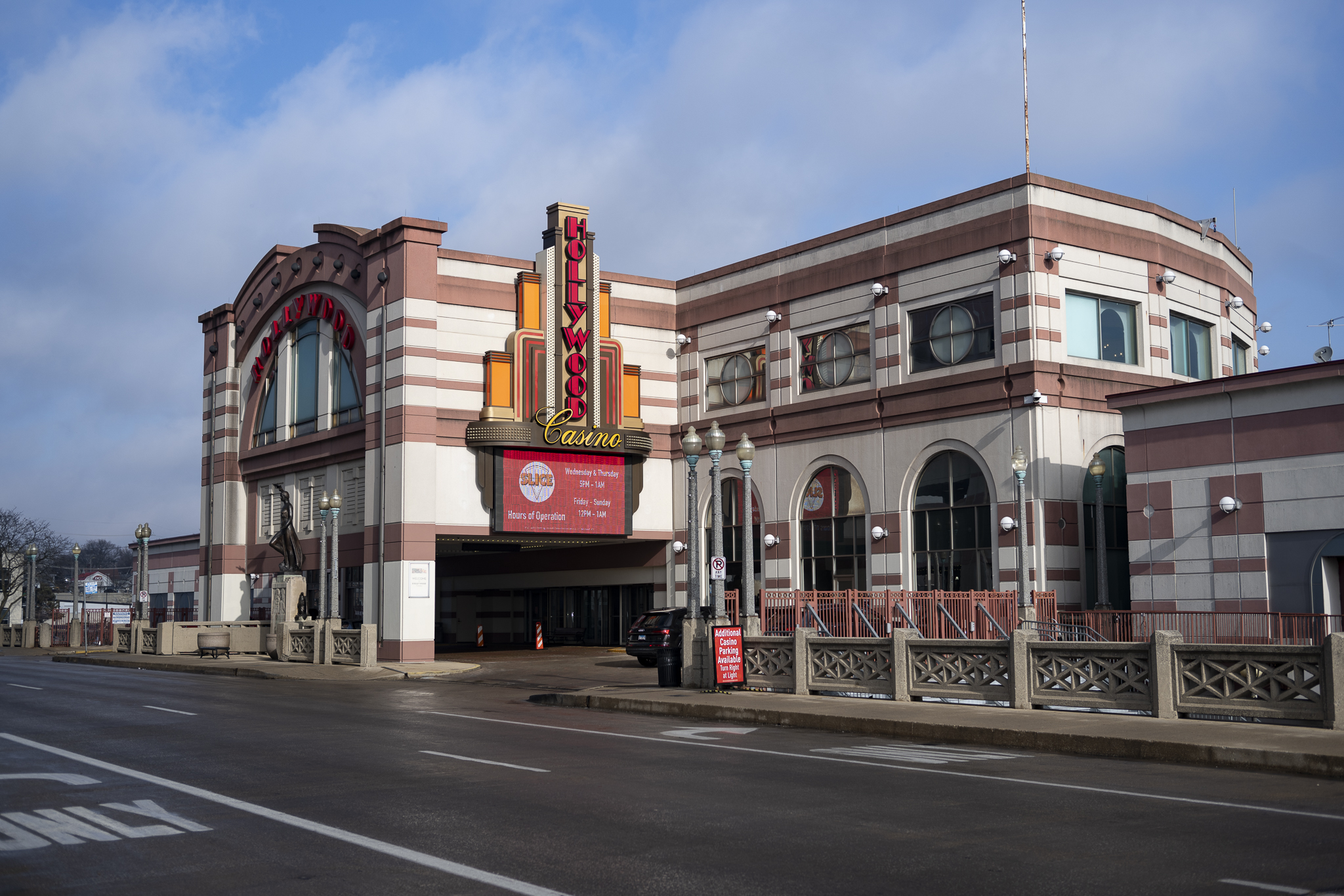 🎰 Hollywood Casino Aurora: Big-Time Fun, Riverfront Energy & Nonstop Entertainment in Aurora, Illinois 🌆