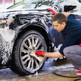Detailing automobile à Poitiers : quelle différence avec un lavage classique ?