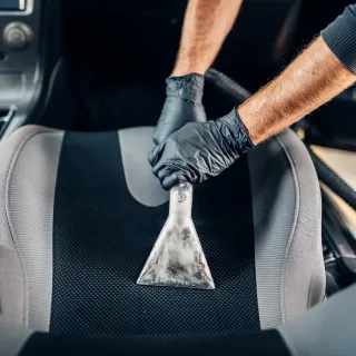 Comment éliminer durablement les mauvaises odeurs dans une voiture à Poitiers ?