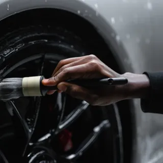 Comment nettoyer efficacement les jantes de votre voiture à Poitiers sans les abîmer