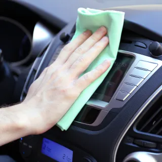Comment entretenir les plastiques intérieurs de votre voiture à Poitiers pour éviter qu’ils ternissent