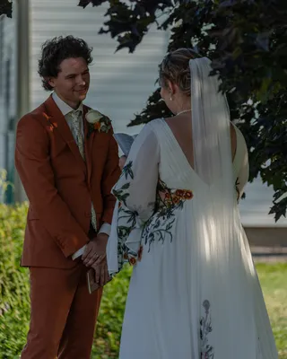 Should You Do a First Look? Wedding Pros & Cons