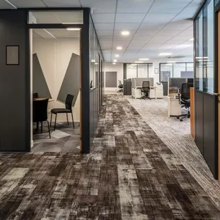 Comment aménager un espace de travail confortable grâce aux bons revêtements ?