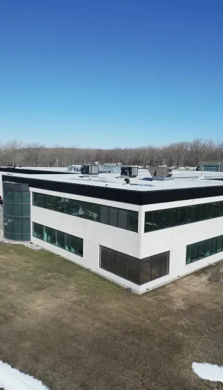 Pellicule solaire pour bureau à Montréal : confort employés et économies d'énergie