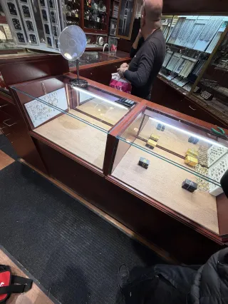 Pellicule de sécurité pour commerce à Montréal : protégez vos vitres contre vandalisme et effraction