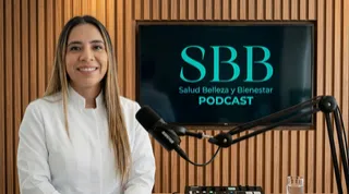 Dra. Karen Lorena Palacios Bayona en evaluación ecográfica de tiroides en la Torre Médica Salud Vegas Medellín.