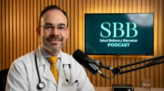 : Dr. Camilo Andrés Quintero Cadavid realizando ecografía de tiroides en consultorio de Envigado.