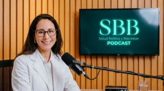 Dra. Laura Victoria Giraldo Montealegre en valoración médica endocrina en su consultorio de Usaquén, Bogotá.