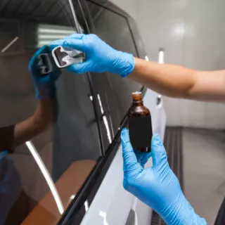 Comment nettoyer les vitres de voiture sans laisser de traces ?