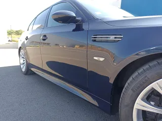 Pourquoi votre voiture reste sale malgré le lavage ? (causes et solutions)