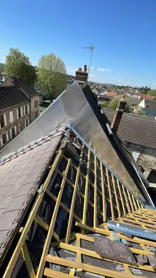 Réparation de toiture à Beauvais : quand faut-il intervenir rapidement ?
